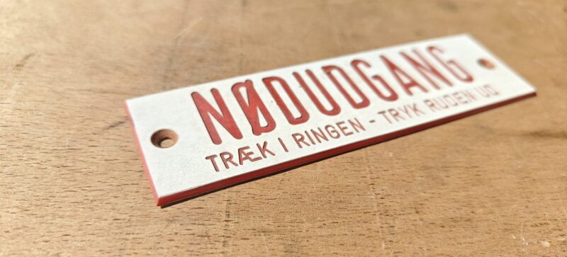 Sporvognsskilt. Nødudgang. Træk i ringen. Tryk ruden ud