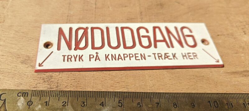 Sporvognsskilt. Nødudgang. Tryk på knappen. Træk her