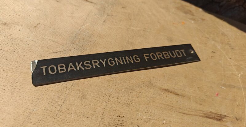 Tobaksrygning forbudt (mindre fejl i hjørnet)