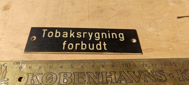 Tobakstygning forbudt. 2 linjer