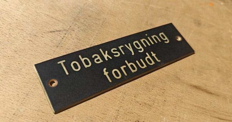 Tobakstygning forbudt. 2 linjer