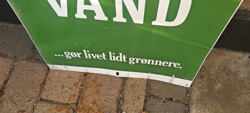 Tuborg Kolde Øl og Vand. Dobbeltsidet blikskilt reklame