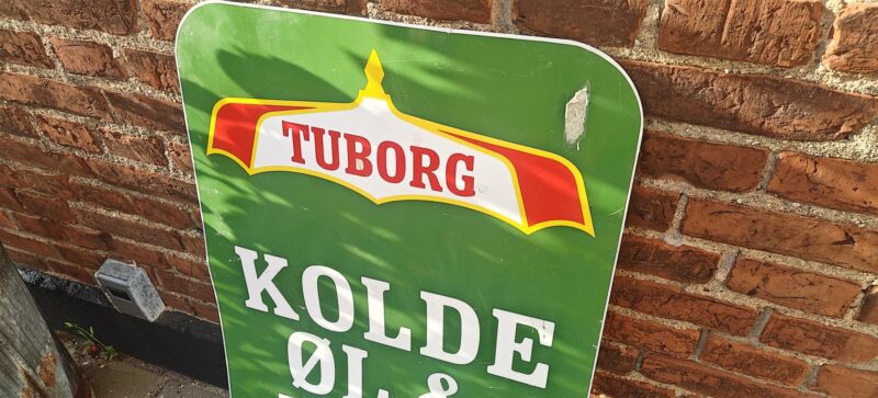 Tuborg Kolde Øl og Vand. Dobbeltsidet blikskilt reklame