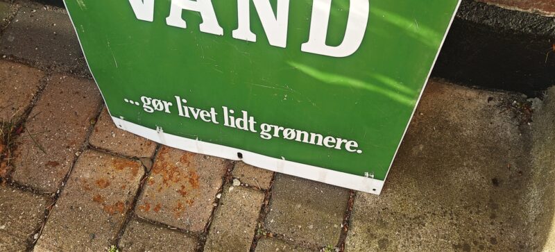 Tuborg Kolde Øl og Vand. Dobbeltsidet blikskilt reklame