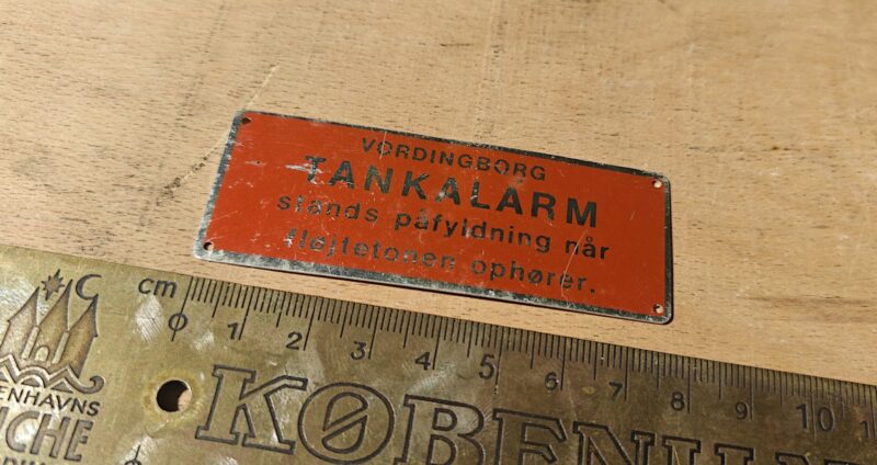 Vordingborg. Tankalarm. Stands påfyldning når fløjtetonen ophører.Blikskilt