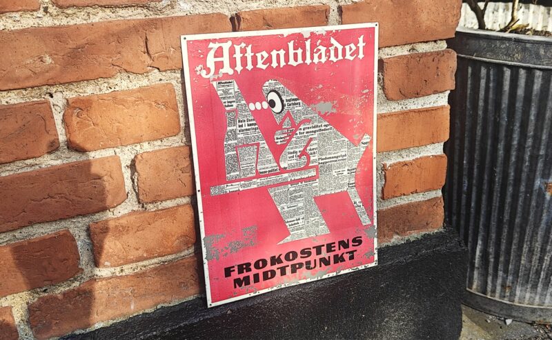 Aftenbladet. Frokostens midtpunkt. Gammelt blikskilt