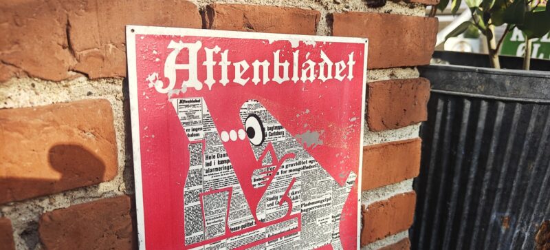 Aftenbladet. Frokostens midtpunkt. Gammelt blikskilt