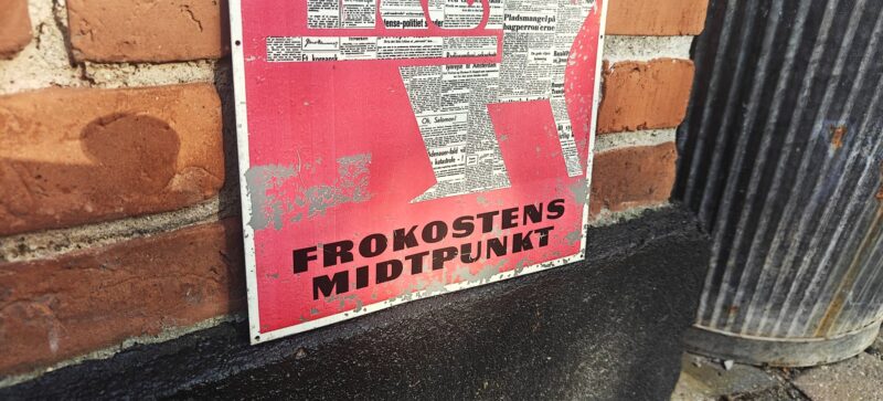 Aftenbladet. Frokostens midtpunkt. Gammelt blikskilt