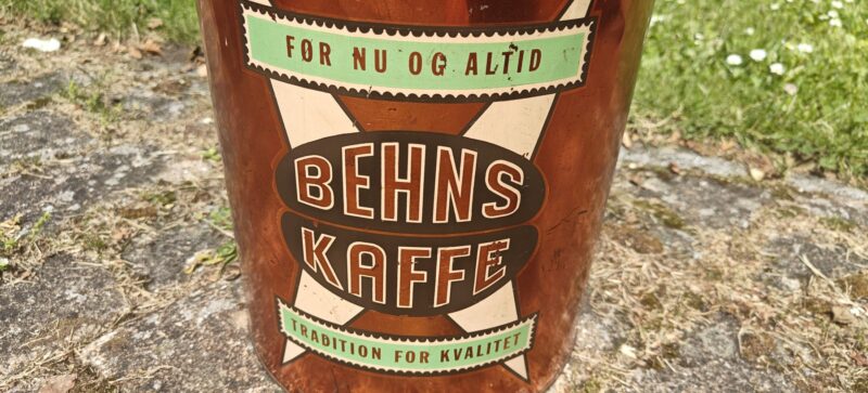 Behns Kaffe. Før, nu og altid. Tradition for Kvalitet. Købmandsdåse