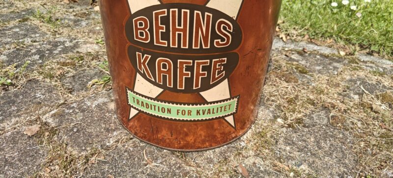 Behns Kaffe. Før, nu og altid. Tradition for Kvalitet. Købmandsdåse