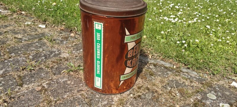 Behns Kaffe. Før, nu og altid. Tradition for Kvalitet. Købmandsdåse