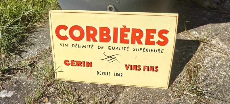 Blikskilt (Fransk Vinskilt) Corbières.  Vin Délimié de Qualité Supérieure. Gerin Vins Fins. Depouis 1862