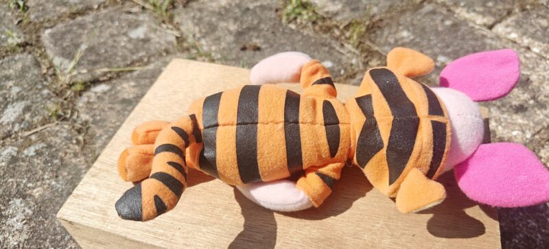 Grisling i tigerkostume. Tøjdyr