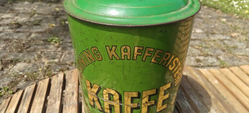 Herning Kafferisteri. KAFFE. Michael Kjær. Herning. Tlf 196. Købmandsdåse