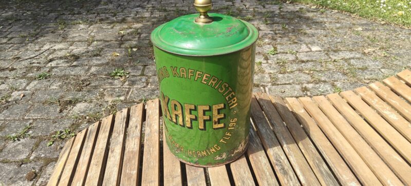 Herning Kafferisteri. KAFFE. Michael Kjær. Herning. Tlf 196. Købmandsdåse