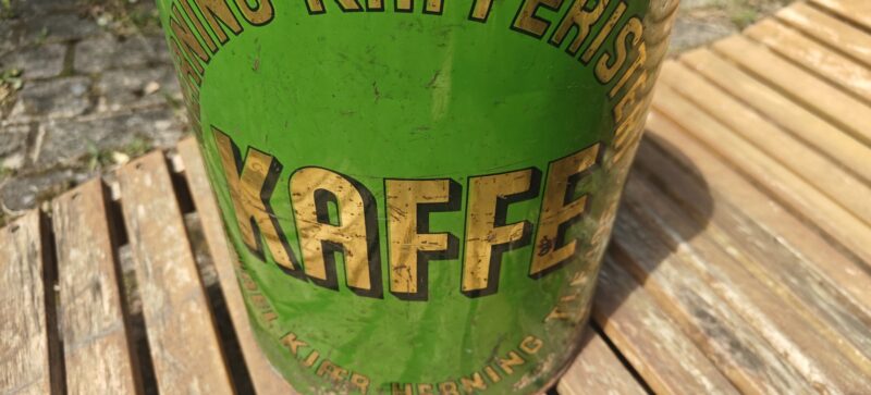 Herning Kafferisteri. KAFFE. Michael Kjær. Herning. Tlf 196. Købmandsdåse