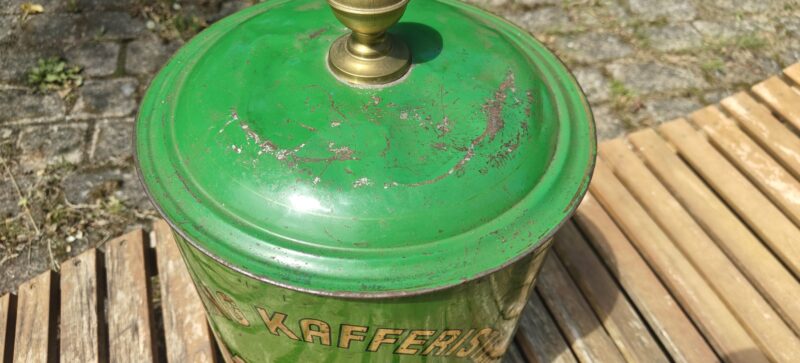 Herning Kafferisteri. KAFFE. Michael Kjær. Herning. Tlf 196. Købmandsdåse