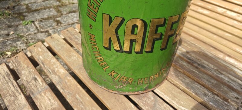 Herning Kafferisteri. KAFFE. Michael Kjær. Herning. Tlf 196. Købmandsdåse