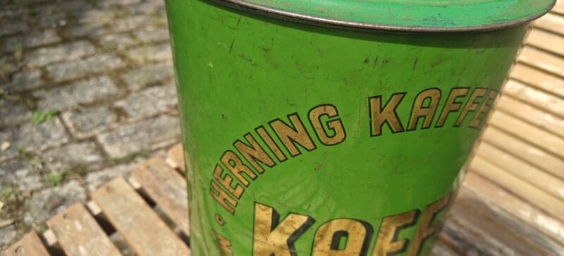 Herning Kafferisteri. KAFFE. Michael Kjær. Herning. Tlf 196. Købmandsdåse