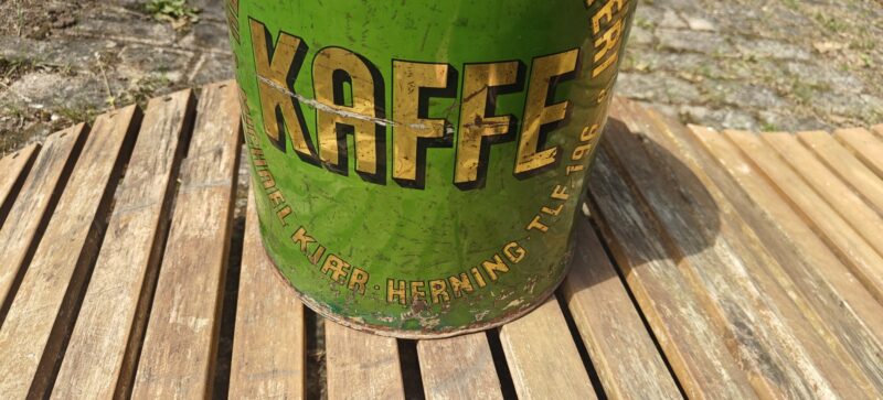 Herning Kafferisteri. KAFFE. Michael Kjær. Herning. Tlf 196. Købmandsdåse