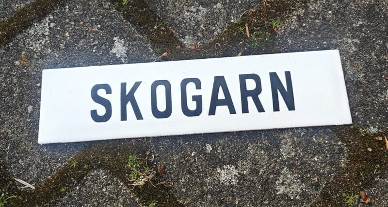 Skogarn. Emaljeskilt. Gammelt og fejlfrit