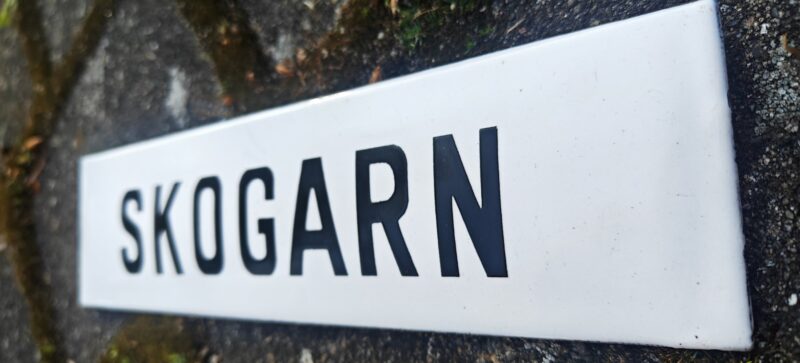 Skogarn. Emaljeskilt. Gammelt og fejlfrit