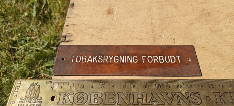 Tobaksrygning forbudt. Brunt skilt, hvid tekst