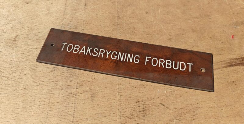 Tobaksrygning forbudt. Brunt skilt, hvid tekst