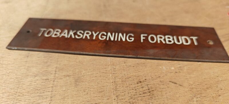 Tobaksrygning forbudt. Brunt skilt, hvid tekst
