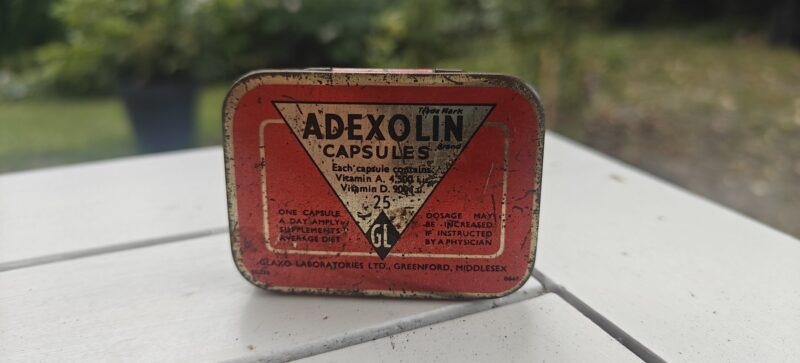 Adexolin Capsules. Glaxo Laboratiories Ltd. Greenfort Middlesex. Blikdåse