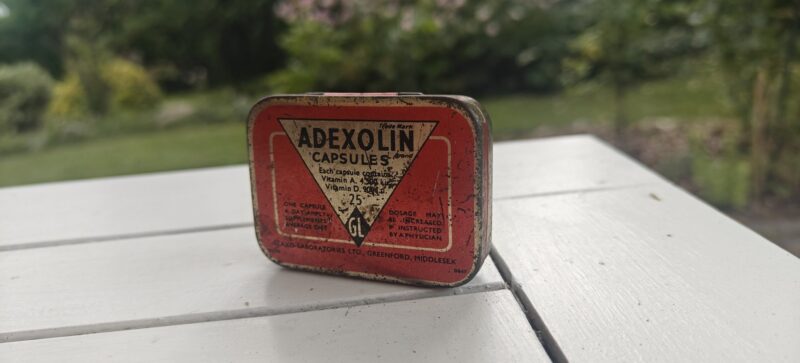 Adexolin Capsules. Glaxo Laboratiories Ltd. Greenfort Middlesex. Blikdåse