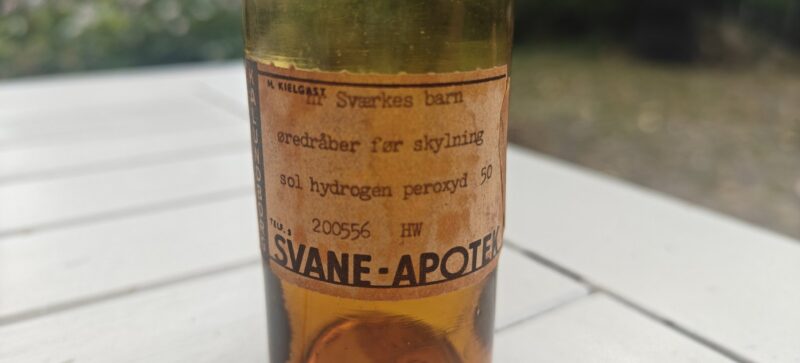 Apoteker flaske fra Kalundbord Svane Apotet. Hr. Sværkes barn. Øredråber før skylning sol hydrogen peroxyd
