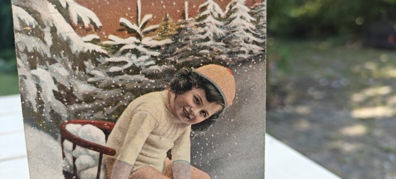 God Jul. Julekort start 1900-tallet. Pige på kælk
