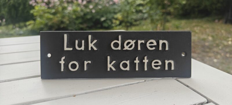 Luk døren for katten - Gammel støbt alu skilt