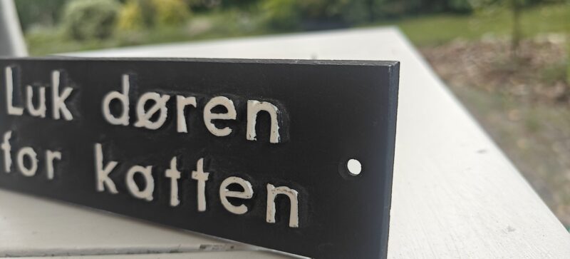 Luk døren for katten - Gammel støbt alu skilt