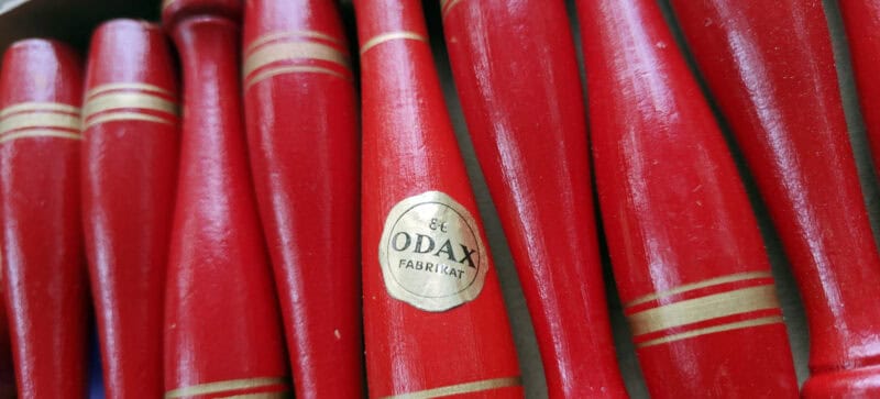 ODAX kegler. Keglesæt. Rødlakerede trækegler og kugle