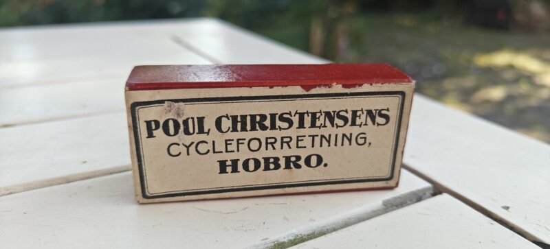 Poul Christensens Cycleforretning. Hobro (Rød). Lappegrejsæske (små mærker)