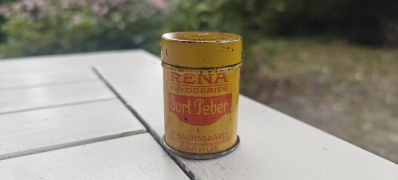 Rena krydderier. Sort Peber. P. Baunsgaard Aarhus. Blikdåse. Krydderidåse