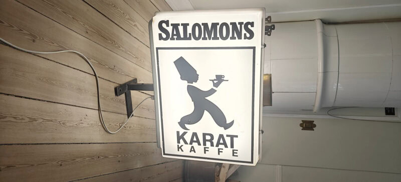 Salomons Kaffe. Karak kaffe. Lysskilt med udhæng. Dobbeltsidet