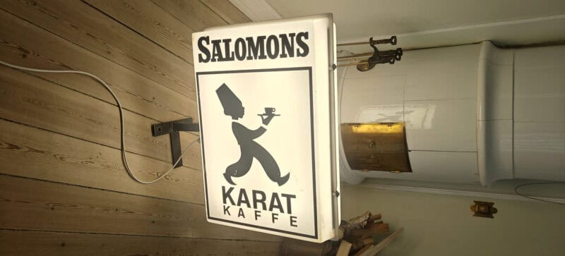 Salomons Kaffe. Karak kaffe. Lysskilt med udhæng. Dobbeltsidet