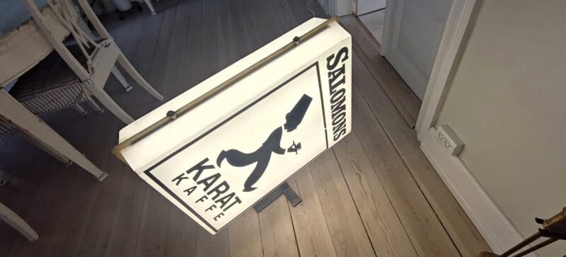 Salomons Kaffe. Karak kaffe. Lysskilt med udhæng. Dobbeltsidet