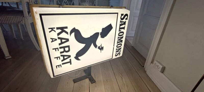 Salomons Kaffe. Karak kaffe. Lysskilt med udhæng. Dobbeltsidet