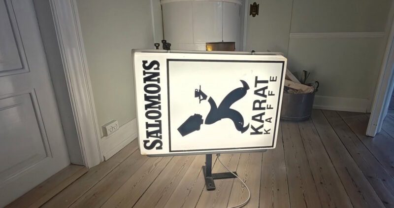 Salomons Kaffe. Karak kaffe. Lysskilt med udhæng. Dobbeltsidet