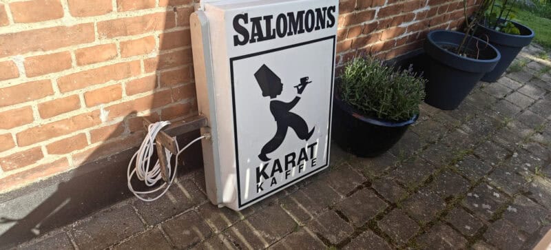 Salomons Kaffe. Karak kaffe. Lysskilt med udhæng. Dobbeltsidet