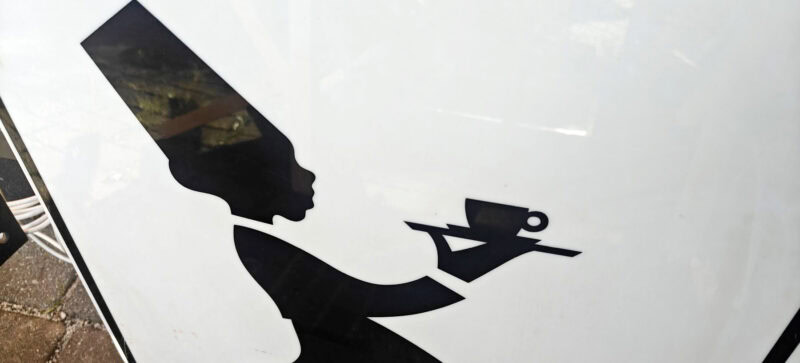 Salomons Kaffe. Karak kaffe. Lysskilt med udhæng. Dobbeltsidet
