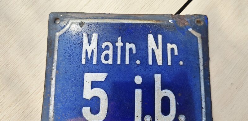 Emaljeskilt. Husnummerskilt. Matrikkelnummer 5. i.b