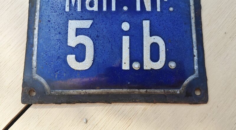 Emaljeskilt. Husnummerskilt. Matrikkelnummer 5. i.b