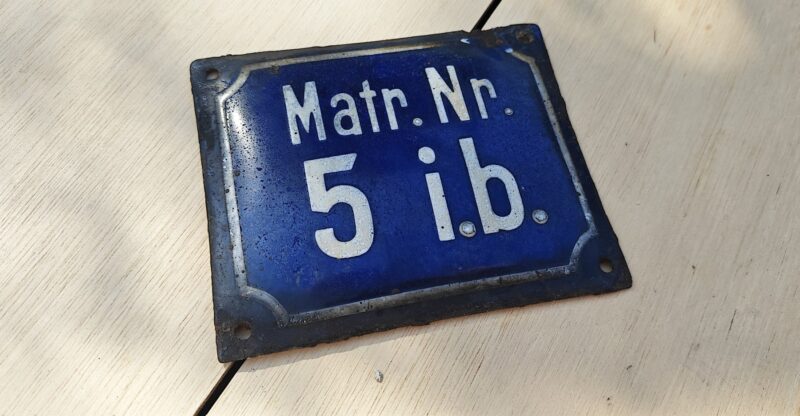 Emaljeskilt. Husnummerskilt. Matrikkelnummer 5. i.b
