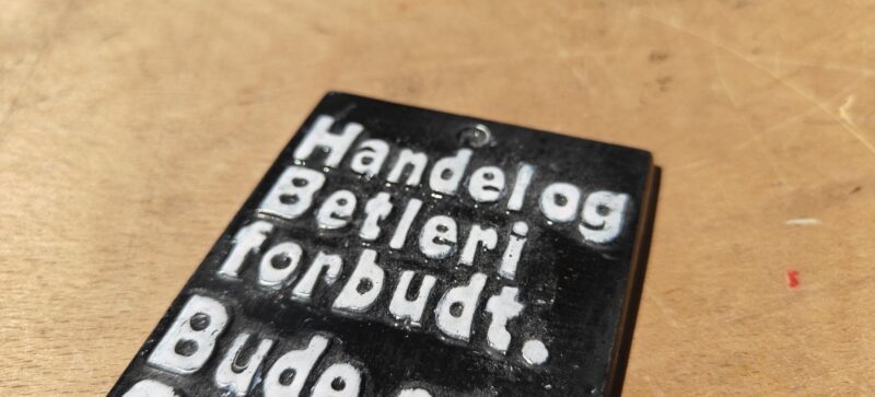 Handel og Betleri forbundt. Bude og Opbæring af Varer henvises til Køkkentrappen. Støbt skilt