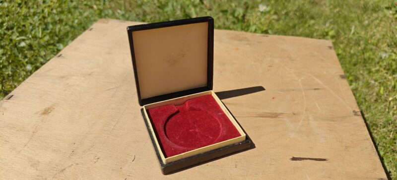 Medaljeæske med rødt velour
